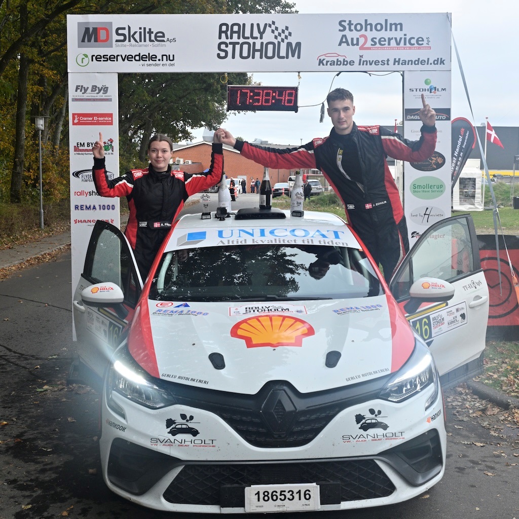 Ved mål på Rally Stoholm blev Jacob Egholm og Rikke Pilgaard fejret med champagne for danmarksmesterskabet i klasse RC5.
(Foto: Michael Eisenberg)
